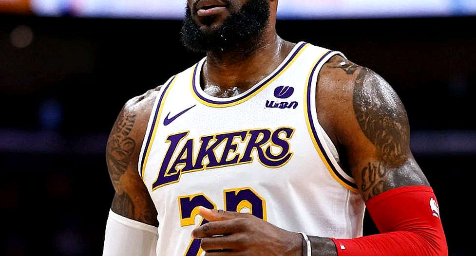Mike James rời sân bằng cáng ở phút 2:40: cú sốc vòng 3 EuroLeague và bài kiểm tra cấu trúc của Efes