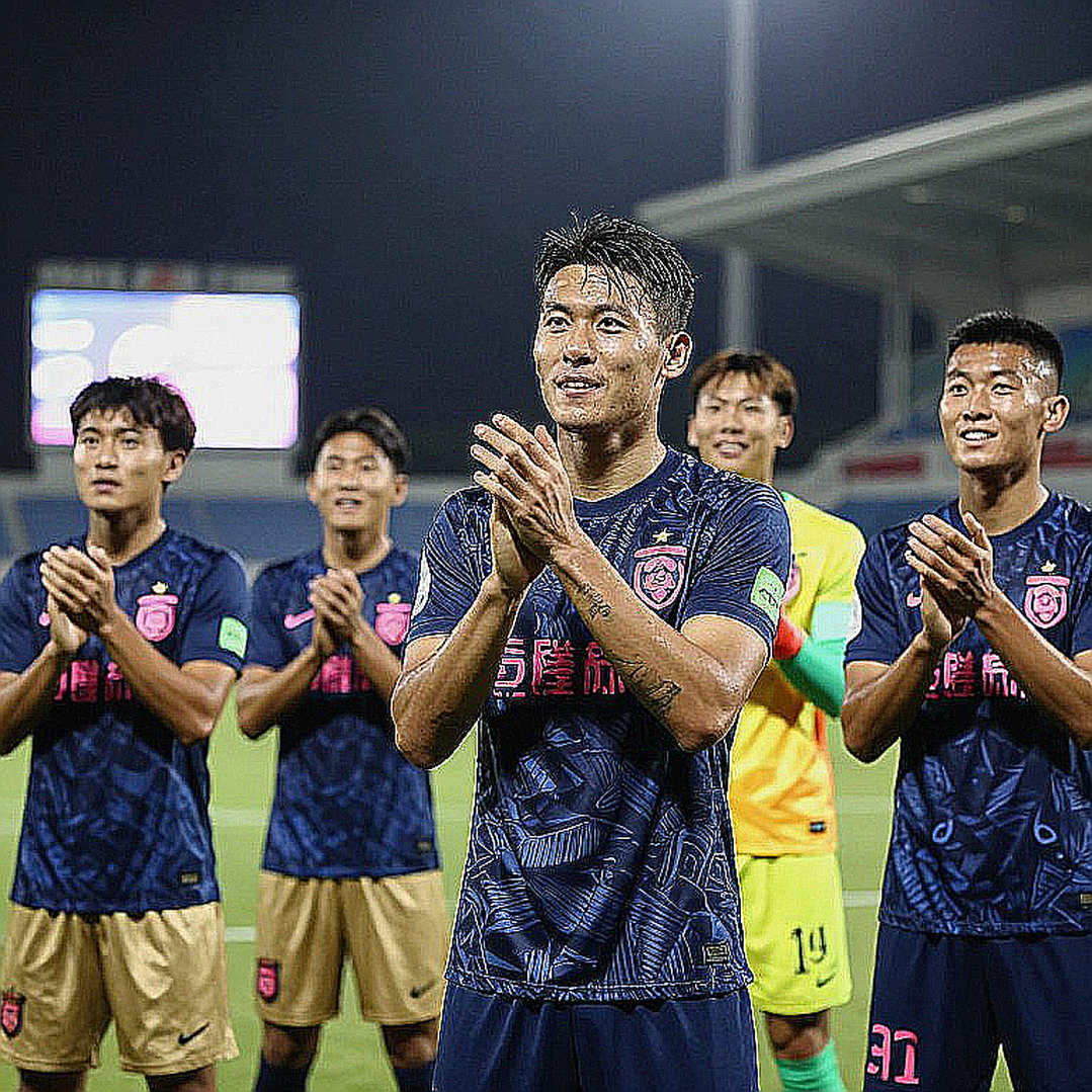 Ba trung vệ là tấm khiên: V.League đang tiến bộ hay đang học cách trốn rủi ro