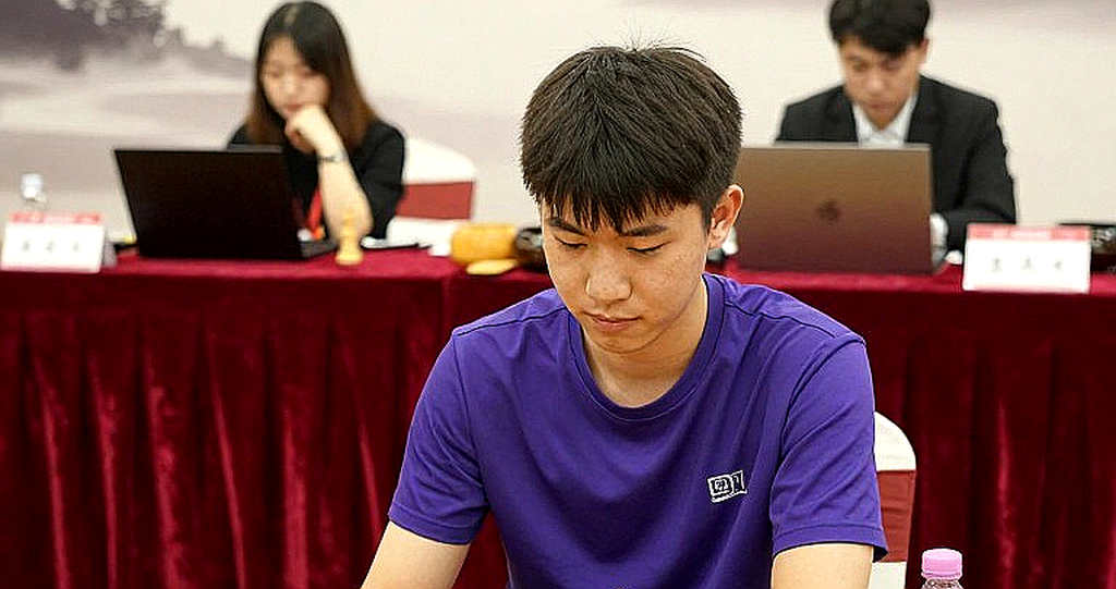 Nước 5.e5 của Sarana tại Olympiad: vũ khí bẫy của Sveshnikov và khoảng trống dữ liệu