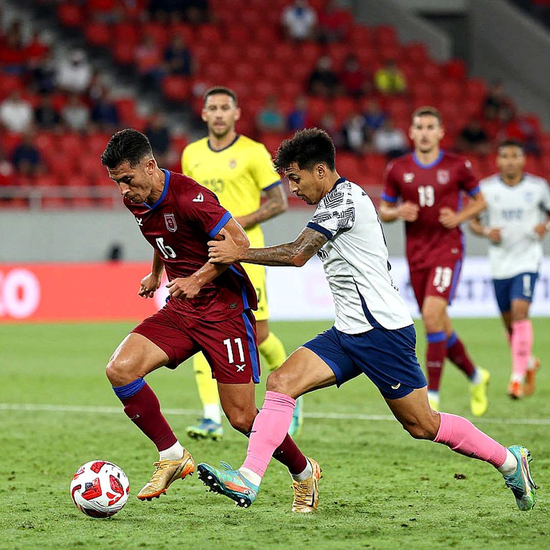Đôi giày của Messi và cái bẫy dành cho cậu bé 16 tuổi của Arsenal