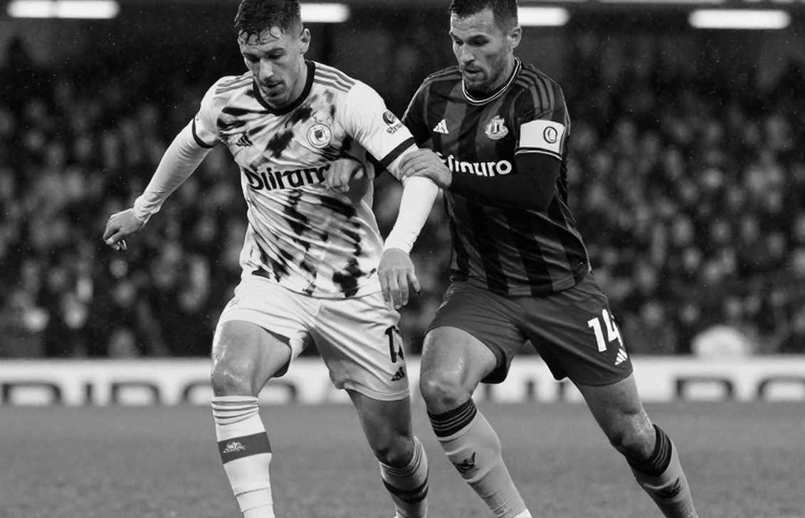 Bàn tay của Bassey, đoạn băng VAR và lỗ hổng thật sự của Man United ở Craven Cottage